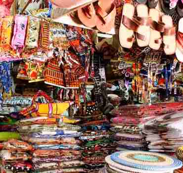shopping in kinari bazaar in Agra